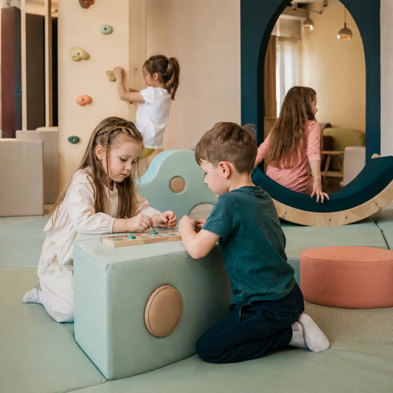 Дети играют в безопасной игровой зоне